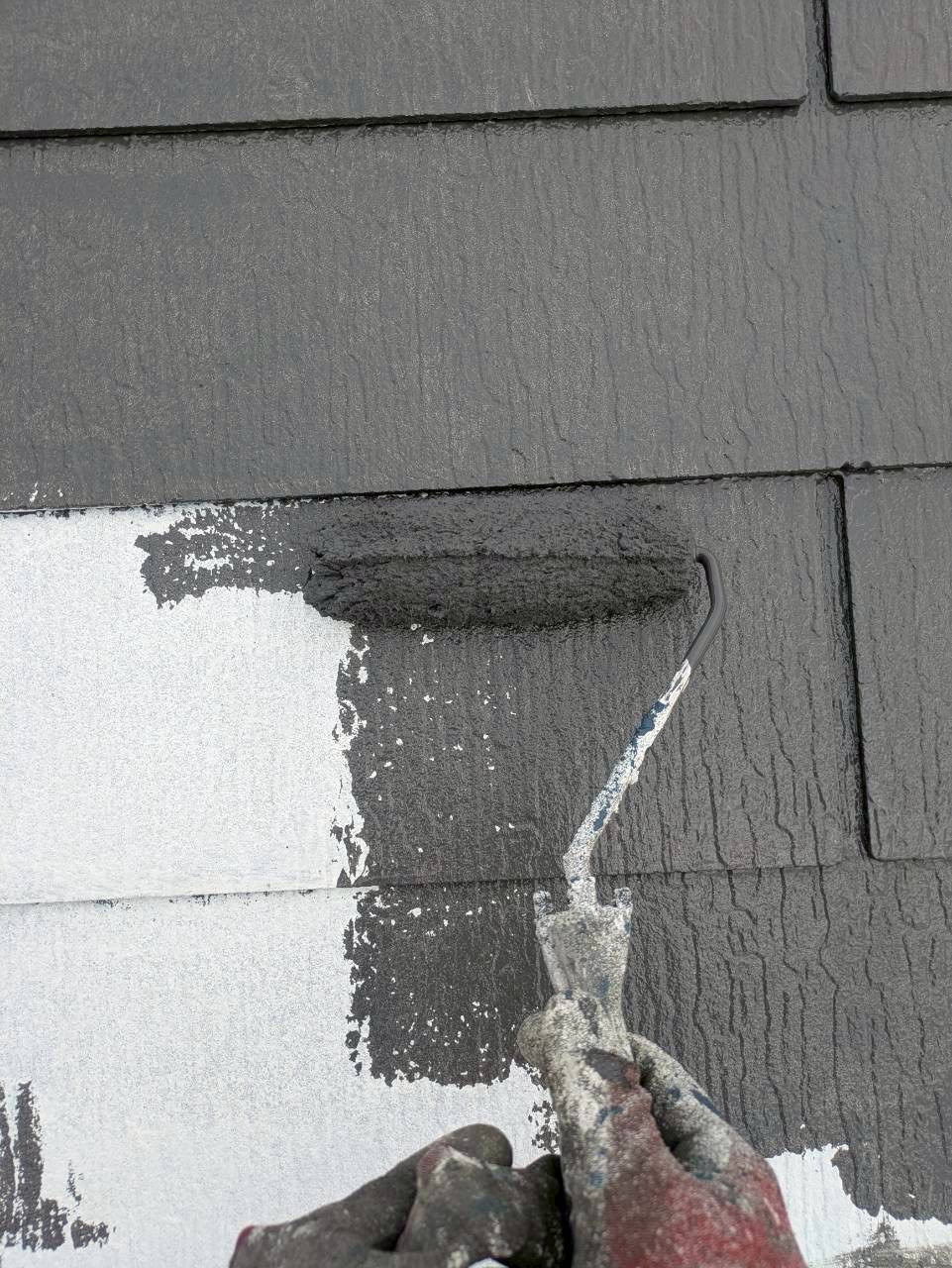 黒色の中塗り材を塗装中